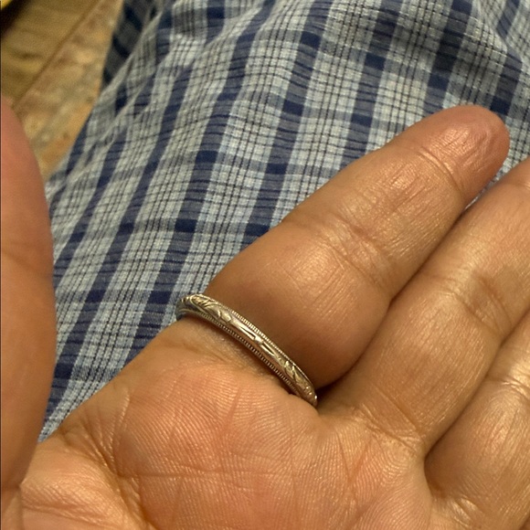 Elegant Silver and Blue Stone Ring - Picture 2 of 5